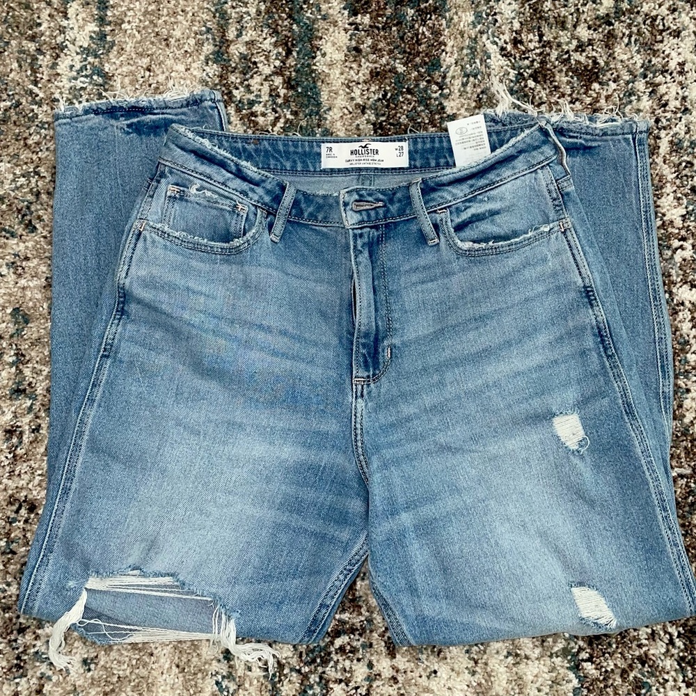 CURVY HIGH-RISE RIPPED MEDIUM WASH MOM JEANS.  W-28 L-27